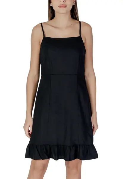 Černé mini šaty na ramínka