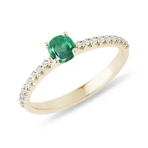 Prsten s diamanty a smaragdem ve žlutém zlatě KLENOTA