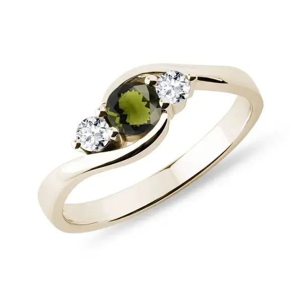 Elegantný zlatý prsteň s vltavínom a diamantmi KLENOTA