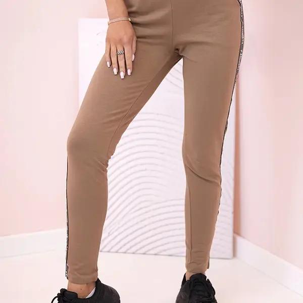 Kesi Dámské teplákové kalhoty s lampasem a šňůrkou v pase camel