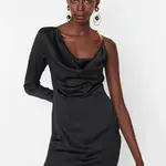 Trendyol z ramena detailné večerné šaty v čiernom saténe