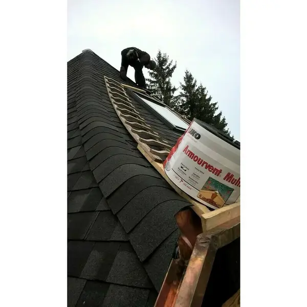 Odvetrávací systém hrebeňa a nárožia IKO Armourvent Multi Plus