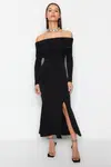 Elegantní večerní šaty s černým Carmen límcem od značky Trendyol