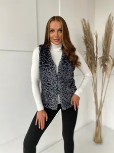 Dámska grafitová vesta s leopardím vzorom