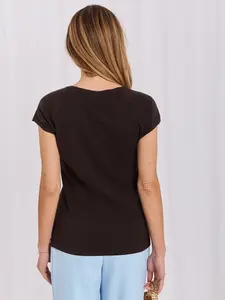 Tmavě hnědé T-shirt s ozdobnými švy