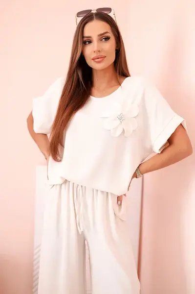 Kesi Włoski Dámsky komplet z viskózy s ozdobným kvetom a širokými nohavicami - béžový