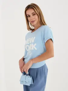 Světle modrá halenka s nápisem New York