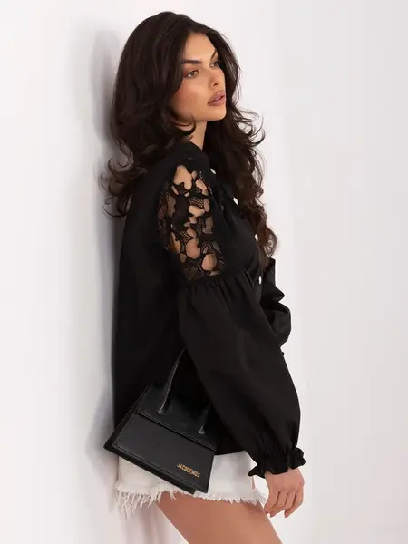 Černá elegantní košile s ozdobnými knoflíčky