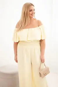 Žlutý plus-size overal s odhalenými rameny a volánem