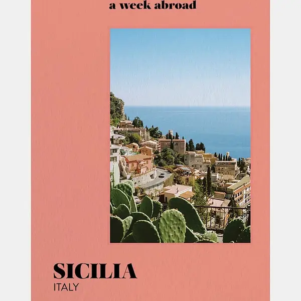 Kniha A Week Abroad Sicilia, English červená barva