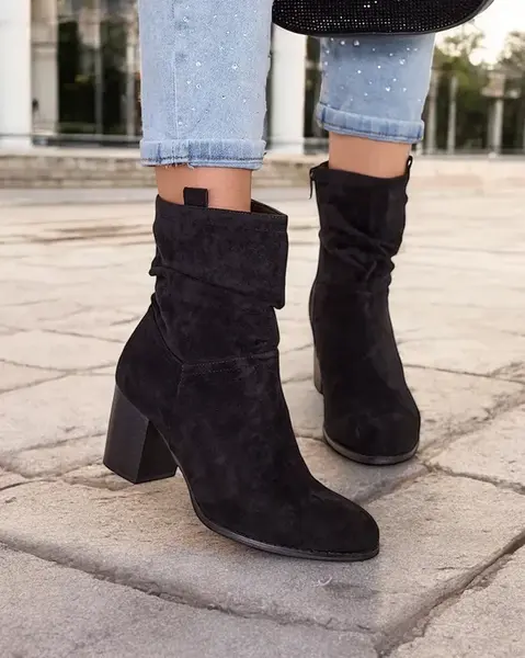 Resti Women's boots on a post Omiese