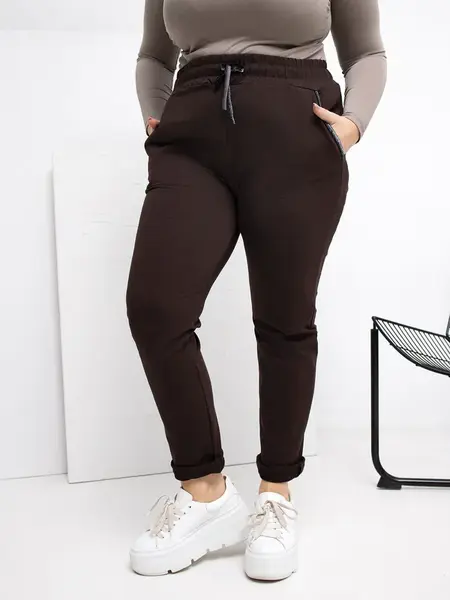 Tmavě hnědé tepláky