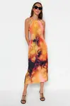 Trendyol oranžové šaty s kvetinovou potlačou, rovný strih, halter výstrih, midi dĺžka, saténová podšívka, tkané.