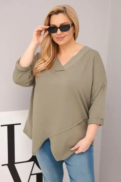 Plus size blúzka s V-výstrihom a asymetrickým lemom