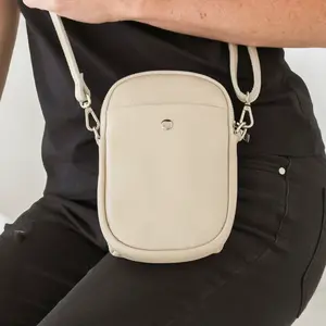 Dámska kožená kabelka na mobil a doklady Italia Monea - krémová