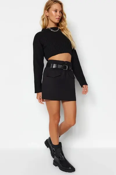 Trendyol černá mini sukně s páskem a kapsami