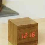 Stolní hodiny Gingko Design Cube Click Clock hnědá barva