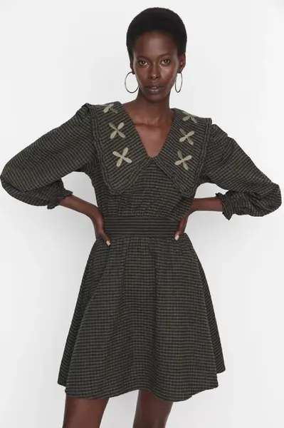 Trendyol Vícebarevný límec Detailní tkané šaty