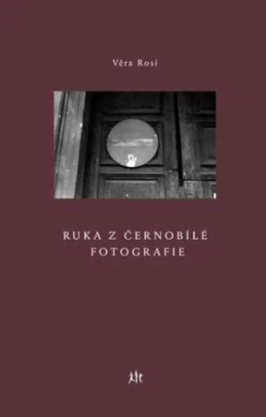 Ruka z černobílé fotografie - Věra Rosí