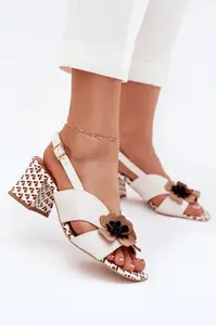 Kožené Dámske Sandále Na Podpätku S Kvetmi Laura Messi 2950 Biele