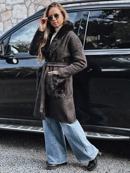 Dámský kabát s černým kožešinovým lemem