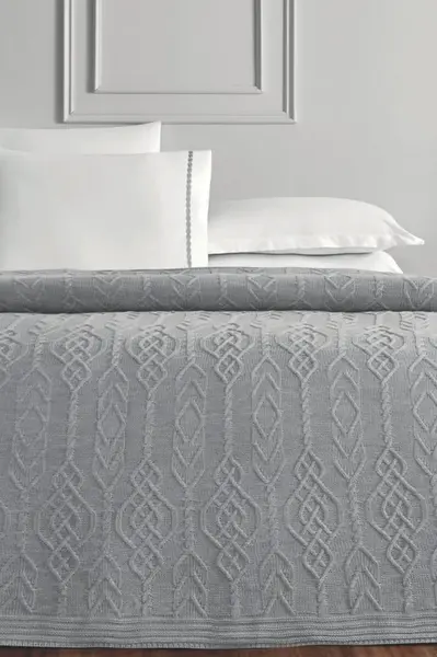 Vlnený prehoz na posteľ PETRA v darčekovom balení s vankúšmi Sivá Set