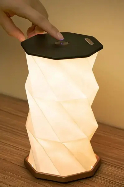 Bezdrátová LED lampa Gingko Design Twist Hexagon 12,1 x 12,1 x 18 cm