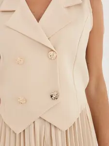 Béžový dámský komplet s dvouřadou vestou