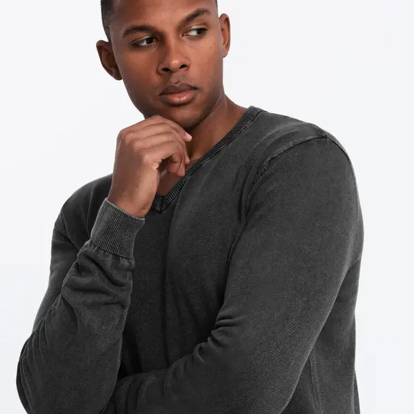 Ombre Washed men's pullover with a v-neck - black