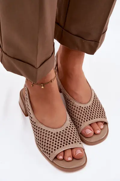 Dámské sandály na blokovém podpatku s výřezy