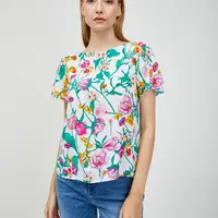 Zeleno-biela kvetovaná halenka so zaväzovaním na chrbte ORSAY