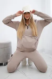 Zateplená souprava s ozdobnou kapsou béžová