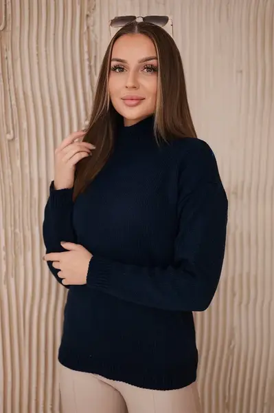 Svetr s vysokým výstřihem v tmavě modré barvě