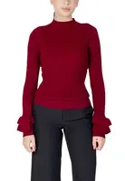 Červený rolákový svetr s volány