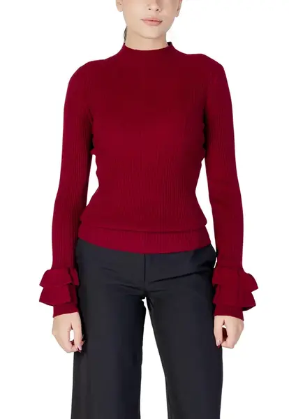 Červený rolákový svetr s volány