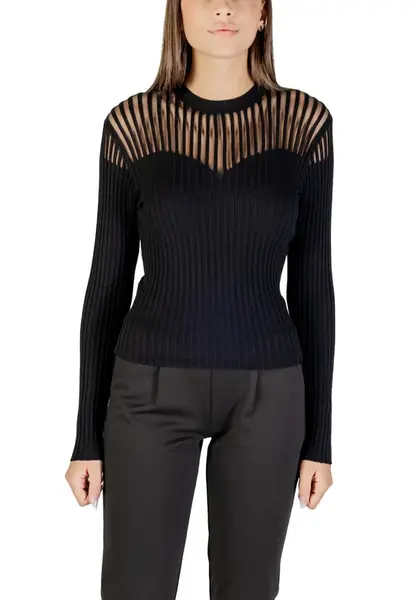 Černý svetr s průsvitným detailem