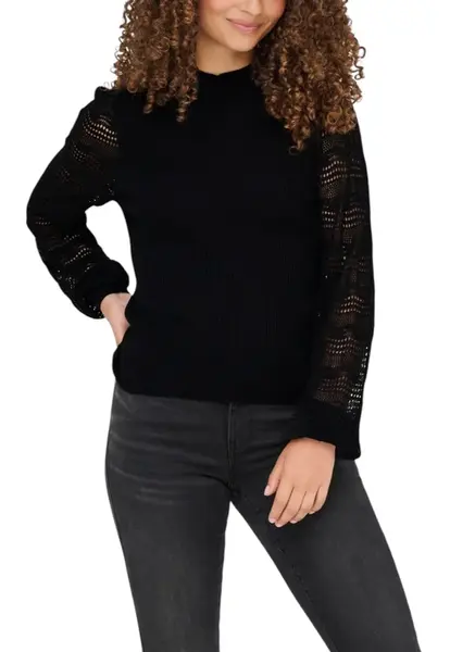 Černý svetr s krajkovými rukávy