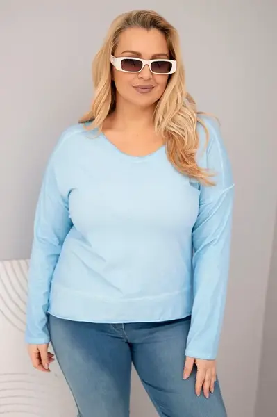 Plus size blúzka s V-výstrihom a predĺženým chrbtom