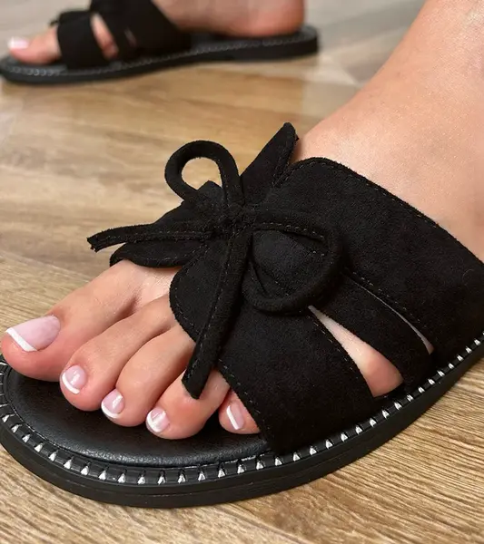 Gemre Black flip-flops with a bow and edge embellishment Favira