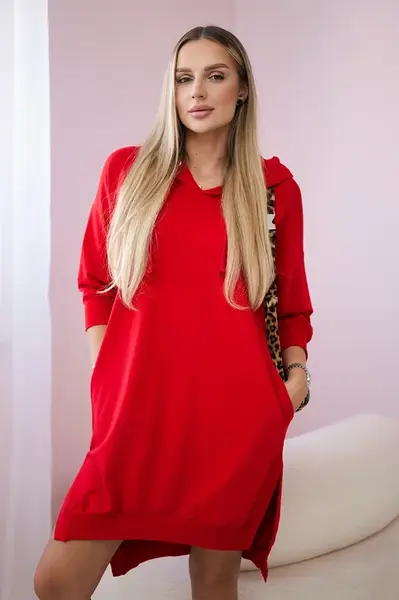 Šaty s kapucí a delším zadním dílem červené