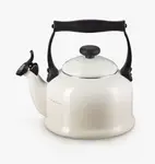Le Creuset - Čajová kanvica s píšťalou, objem 2,1 l, meringue 40102027160000
