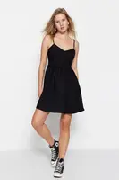 Trendyol černé tlačítko detailní bruslař / pas mini tkané šaty