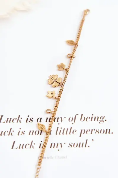 Glam Chic náramok s ďatelinou a listami