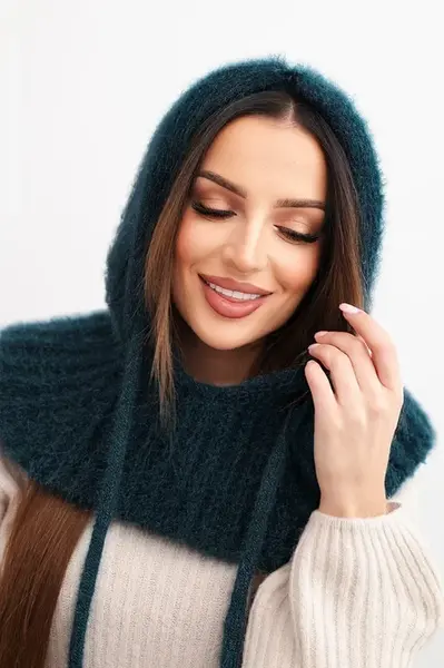 Dámska kapucňa s jemným úpletom a šnúrkami