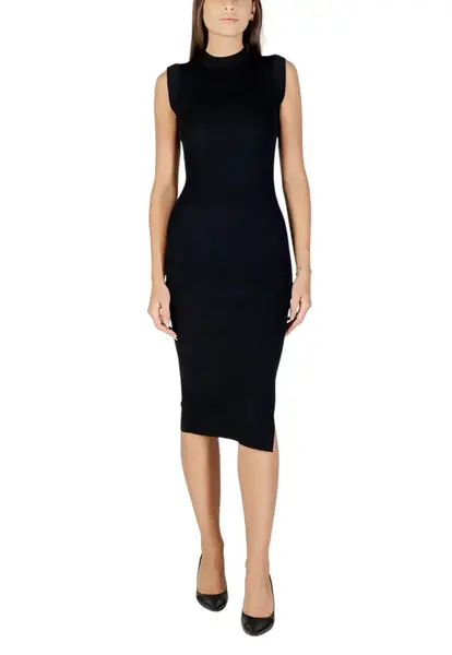 Černé svetrové šaty bez rukávů