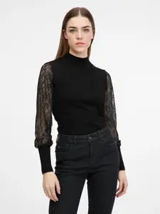Čierny dámsky sveter s čipkovanými rukávmi