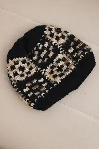Dámska zimná čiapka s dekoratívnymi kryštálmi