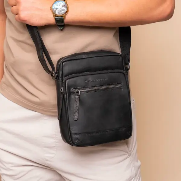 Pánska kožená taška cez rameno The Chesterfield Brand Vigo - čierna