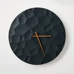 ODLITO Betonové nástěnné hodiny Měsíční kráter – grafit (černé) – 50 cm – hnědé ručičky