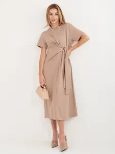 Tmavě béžové šaty s ozdobným detailem